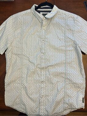 Prana Men’s Short-Sleeve Button-Down Shirt in Aztec pattern Large